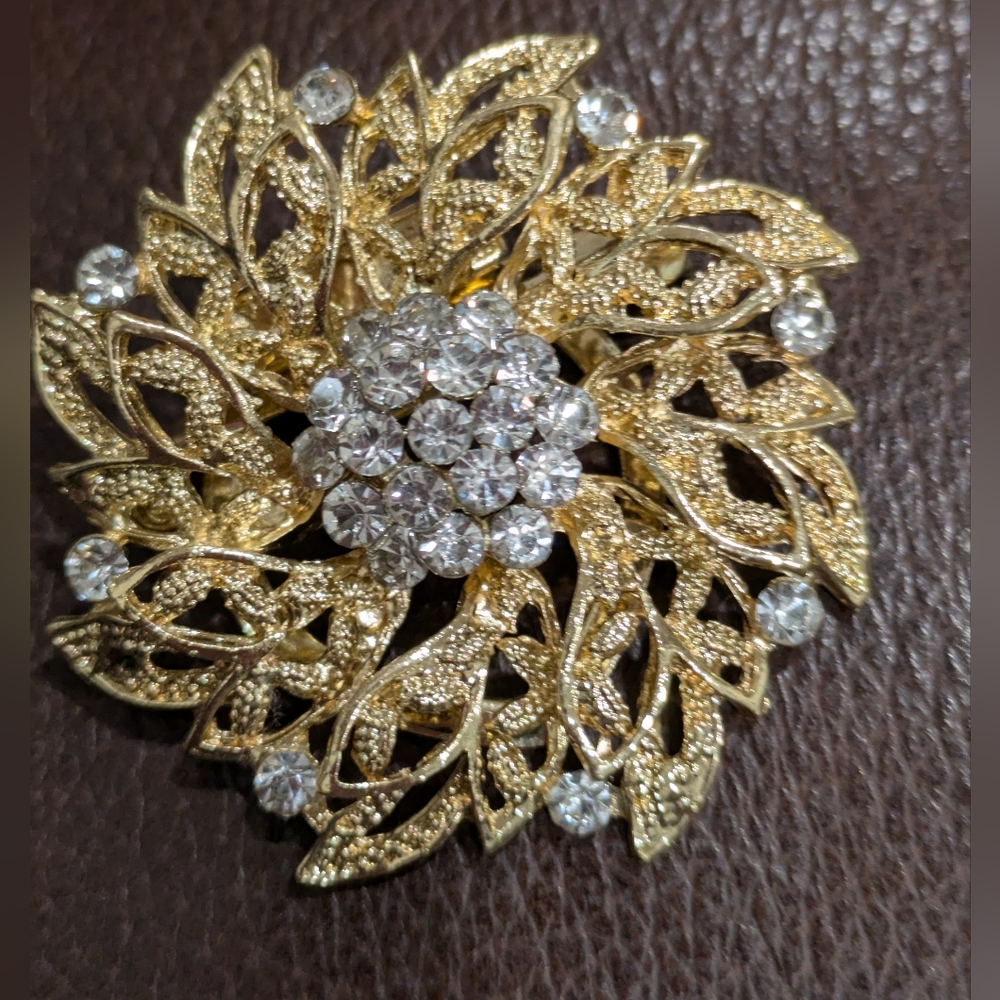 Elegant Gold - Tone Brooch/ Clips Scarf